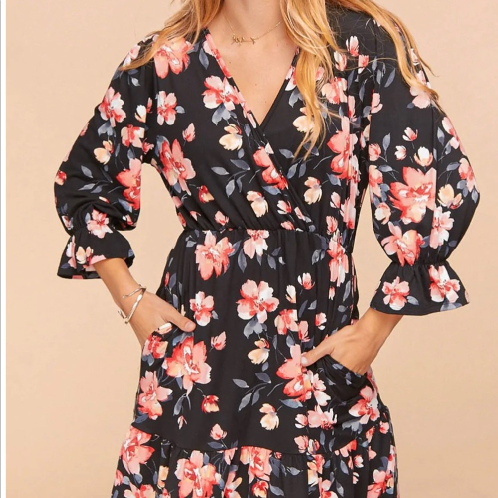 Womens black floral pocketed dress!
